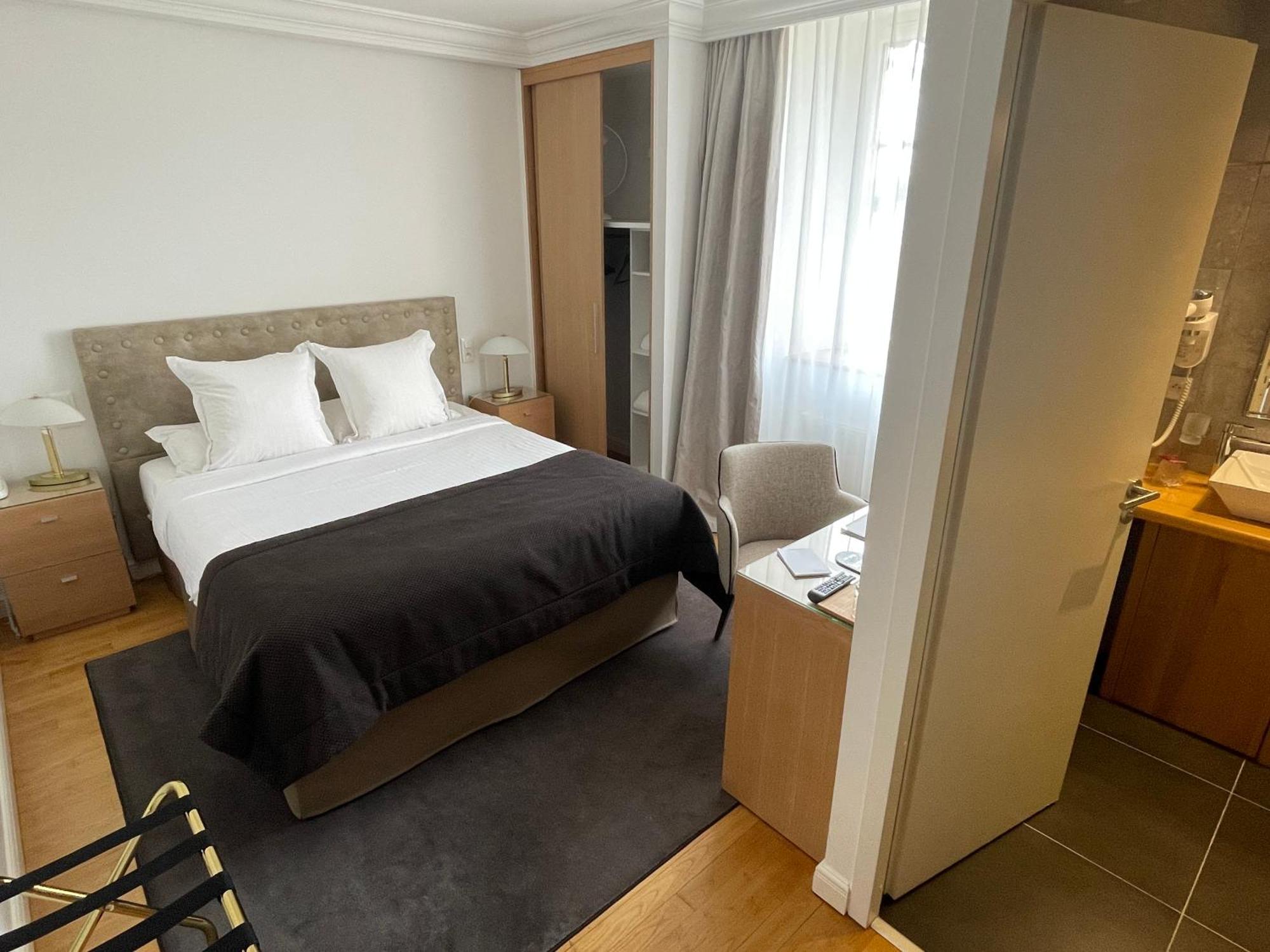 Hotel Victor Hugo Pontorson Eksteriør bilde